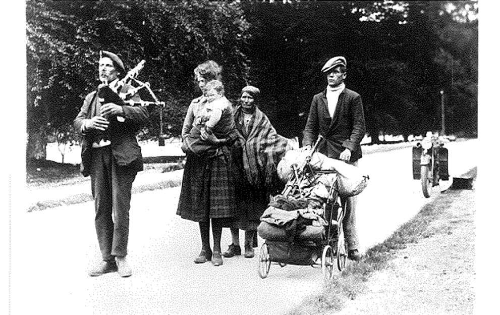 Using The Plaid: A Traditional Scottish Carry - Oscha Slings